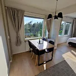 아파트 Cozy Top-floor Near The Travel Center And Downtown, With Ac And Wi-fi *
