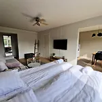 아파트 Cozy Top-floor Near The Travel Center And Downtown, With Ac And Wi-fi *