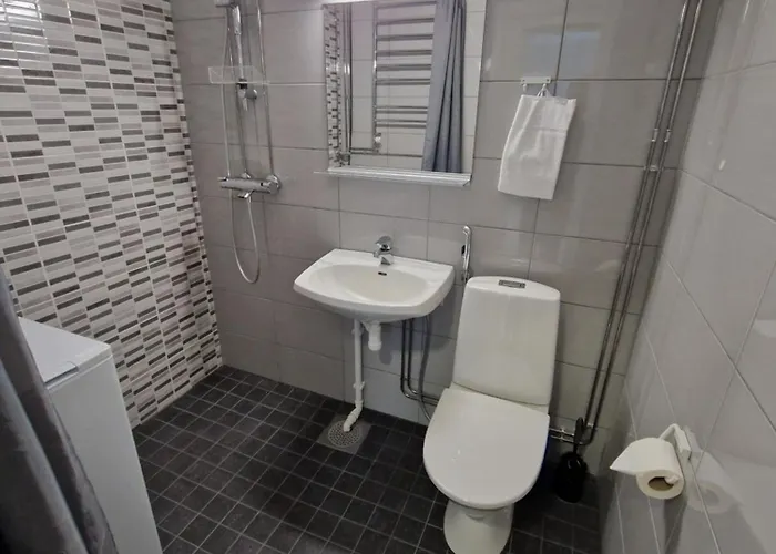 Cozy Top-floor Near The Travel Center And Downtown, With Ac And Wi-fi *